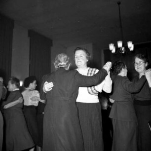 Club der Einsamen. Ältere Frauen beim Gesellschaftstanz