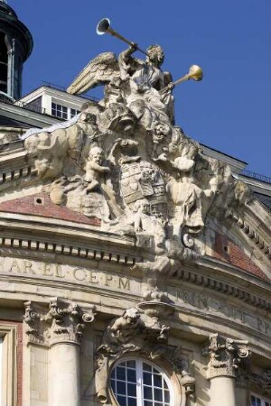 Bekrönung des Mittelrisalits der Ostfassade