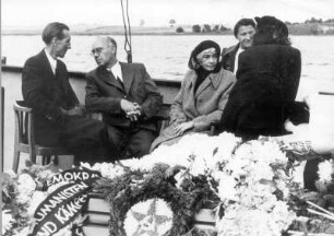 Johannes R. Becher (2. von links) mit Ivo und Margarete Hauptmann (daneben Hauptmanns Krankenschwester) während der Überfahrt : Kloster (Hiddensee). Begräbnis von Gerhart Hauptmann am 28. Juli 1946. Johannes R. Becher (2. von links) und Margarete Hauptmann während der Überfahrt