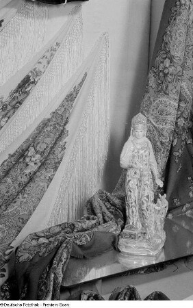 Textilien, dekoriert mit einer Porzellanfigur auf der Leipziger Herbstmesse 1954