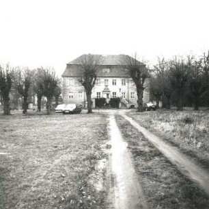 Vetschau-Lobendorf. Gutshof. Ehemaliges Gutshaus (1701/1800, um 1925). Ansicht von Nordosten