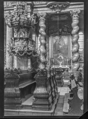 Kirche, Altar, Kanzel, gedrehte Säulen und Betstühle