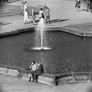 Dresden-Altstadt. Zwinger (1709-1728; M. D. Pöppelmann, B. Permoser). Brunnenbecken mit Fontäne im Zwingerhof