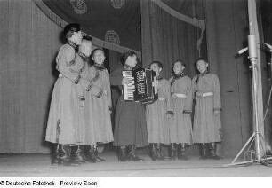 Auftritt eines mongolischen Gesangs- und Tanzensembles in der Kongresshalle