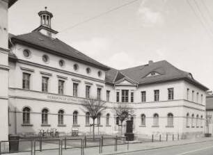 Weimar, Karl-Liebknecht-Straße 1. Musikschule "Ottmar Gerster" (ehemalige Bürgerschule, 1822-1825; C. W. Coudray). Haupteingangsbereich