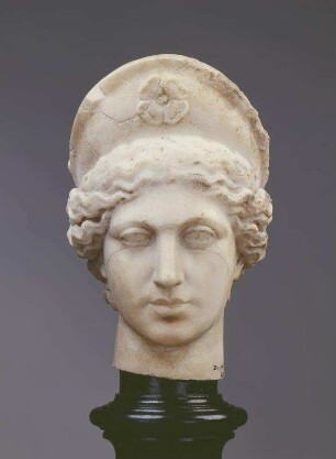 Kopf einer Göttin mit Diadem