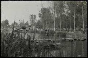 Soldaten überqueren einen Fluss über eine Behelfsbrücke
