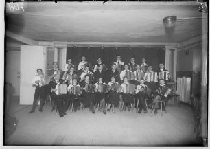 Musikkapellen; Gemischte Akkordeonmusikgruppe; In der Mitte: Leiter Hildebrand