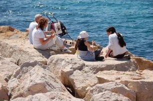 Cannes - Menschen auf Felsen am Strand : Menschen am Strand, nahe Croisette in Cannes, aufgenommen 2006