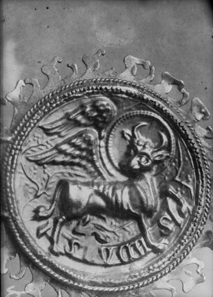 Kruzifixus, Kreuzende: Evangelistensymbol Lukas