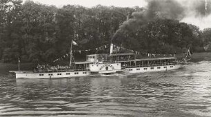 Personen-Seitenraddampfer "Sachsen" (II, 1897, Werft Blasewitz). Schrägansicht auf Fahrt vor der Elbinsel bei Dresden-Pillnitz