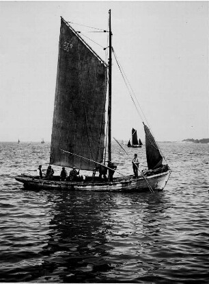 Pommern. Aalstaker (Aalstecher) mit ihren Booten auf der Ostsee vor Stralsund