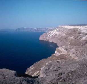 Thera = Santorini, Steilküste südlich von Firá. Bimssteindecke und Bims-Abbauzone. K2