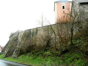 Evangelische Pfarrkirche-Ansicht im Nordosten mit Kirchhofmauer und stabilisierenden Strebepfeilern von Ortsseite (Wehrgang mit Steinbrüstung im 19 Jh abgetragen)