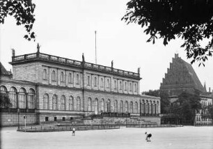 Breslau (Wroclaw/Polen), Südflügel des Schlosses von Westen über den Schlossplatz