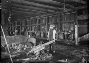Muldenhütten, Hüttenwerk, auf dem Gichtboden, Einkippen in den Hochofen