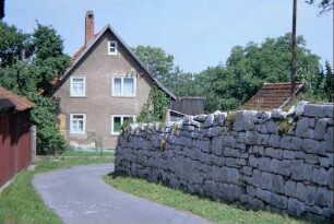 Gasse entlang der Kirchhofsmauer; Mauer mit großen Kalksteinen