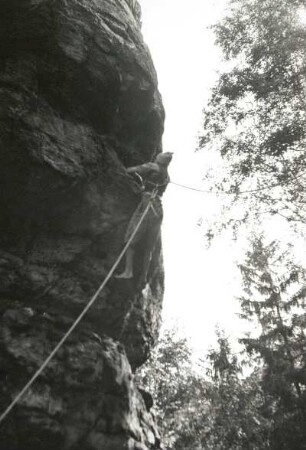 Sächsische Schweiz. Affensteine, Hauptdrilling. Seilschaft G. Walpert am Dietrich-Weg (VIIIa)
