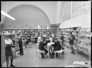 Jugendliche im Lesesaal der Heinrich-Schulz-Bibliothek
