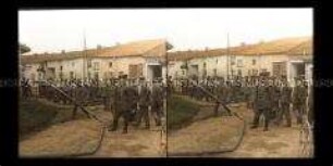 Soldaten mit Wasserschlauch und Pumpe in Ecurey