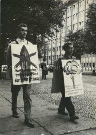 Machnwache und Demonstration gegen Atomare Aufrüstung vor der AEG-Turbinenhalle in Westberlin
