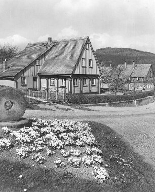 Jonsdorf. Ortsansicht mit Mühlstein, Ansichtskarte