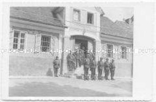 Soldaten vor der Wache im Dorf Trojana