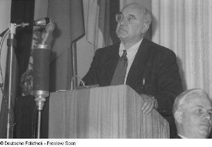 Portrait Johannes R. Bechers am Rednerpult während der Dritten Verlegerkonferenz