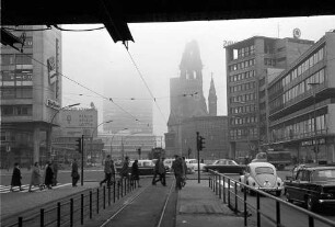 Berlin: Hardenbergstraße mit Gedächtniskirche und Europa-Center vom Bahnhof Zoo