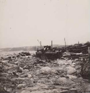 Meißen, durch Eispressung beschädigter Schleppkahn auf der Elbe