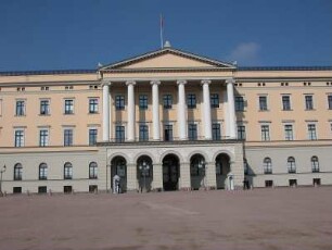 Oslo - Königliches Schloß : Königliches Schloß. Aufgenommen in Oslo im September 2004