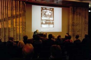 Dresden. Sächsische Landesbibliothek - Staats- und Universitätsbibliothek. Eröffnung der Ausstellung "O du fröhliche? Weihnachten in historischen Fotografien" im Vortragssaal. Katrin Nitzschke bei der Eröffnungsrede
