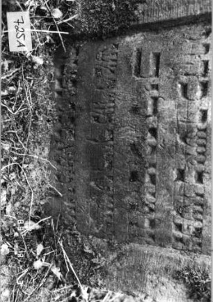 Grabstein 725 (Index: 99751657) Material: Sandstein Zustand: leicht verwittert, Stele eingesunken Maße HxBxT: 84x58x7 cm Beschreibung: Stele, geschweifter Abschluß, Schriftfeld eingetieft Symbolik: Muschel: Grabstein 725A