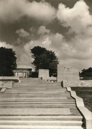 Buchenwald. Nationale Gedenkstätte auf dem Ettersberg bei Weimar. Stelenweg aufwärts zum Eingangstor