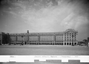 Dresden-Altstadt. Altmarkt. Westseite mit Wohn- und Geschäftshäusern und Warenhaus "Howa" (1953-1955)