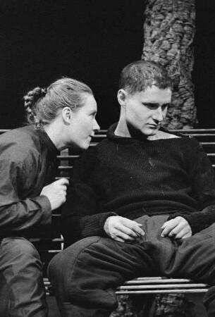 Szenenbilder aus "Der gute Mensch von Sezuan" von Bertolt Brecht unter der Mitarbeit von Ruth Berlau und Margarete Steffin. Berliner Ensemble 1957