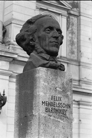 Büstendenkmal für Felix Mendelssohn-Bartholdy : Büstendenkmal für Felix Mendelssohn-Bartholdy. Bonze, Stein (1947; W. Arnold). Leipzig, Vorplatz des Gewandhauses