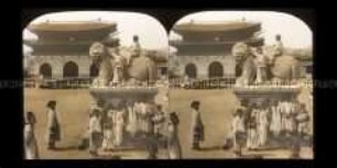 Kindergruppe an einer Löwenskulptur im Gyeongbokgung Palast, Seoul