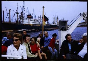 Hamburg: Publikum auf Hafenrundfahrt-Schiff