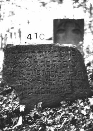 Grabstein 410 (Index: 100113465) Material: Sandstein Maße HxBxT: 61x70x13 cm Besonderheit: kulturhistorisch besonders wertvoll / hist.-wiss. Gründe: Grabstein 410