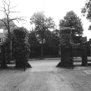 Cottbus-Schmellwitz. Nordfriedhof (1870 angelegt). Toranlage (Karlstraße). Friedhofsfront