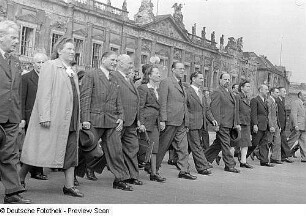 Aufnahmen von den Feierlichkeiten zum 1. Mai 1946 in Berlin : Parteivorstand der SED im Demonstrationszug; Unter den Linden (von links nach rechts: Hermann Matern, Wilhelm Pieck (4.von links), Käthe Kern, Otto Grotewohl, Hans Jendretzky und Walter Ulbricht)