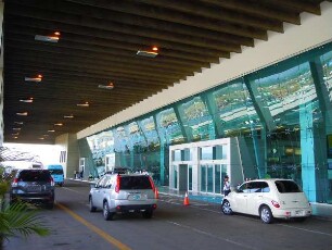 Flughafen Panama-City - Aussenansicht der Abflughalle : Abflugebene, aufgenommen am 16. September 2011 am Internationalen Flughafen Tocumen in Panama-City