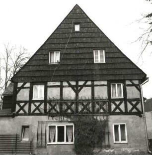 Borstendorf (Grünhainichen-Borstendorf), August-Bebel-Straße 88. Ehem. Bauerngut (um 1680). Wohnstallhaus. Giebelfront