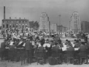 Auftritt eines NVA-Orchesters während eines Enttrümmerungseinsatzes auf der Stalinallee