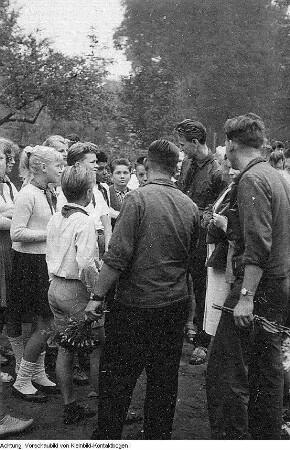 Schule, u.a. Dresden, Zirkusstraße, 2. Polytechnische Oberschule (ab 1972: 2. POS Herbert Bochow), Einweihung u.a. in Anwesenheit von Lea Grundig - Einschulung - 1. Oberschule (ab 1967: 1. POS Dr. Kurt Fischer) und 28. POS Otto Buchwitz in Trachenberge: Tag des Lehrers - Schüler der 7. POS malen auf der Borsbergstraße - 39. POS Fritz Schulze, Autoübergabe durch eine Brigade - Schulalltag u.a. 4. Klassen, Pionierleiterin Evelyn Huß, etc., Mai - November 1960