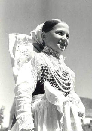 Brautjungfer aus Crostwitz : Kleidung - katholische Tracht. Ort: Chrósćicy / Crostwitz. Brautjungfer (družka). Fronleichnam 1936.