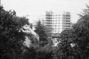Blick vom Bischofsteicher Weg Richtung Südwesten auf Hochhaus am Neuhof: davor Häuser und Bäume