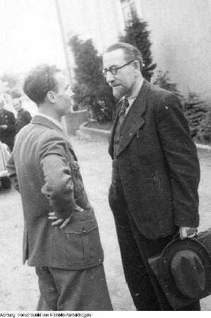 Dresden, Bühlau, Kurhaus. Gründungsparteitag der SED. Wilhelm Koenen, Mitglied des Zentralkomitees der Kommunistischen Partei Deutschlands (KPD), nach seiner Teilnahme an der Gründung der SED in Sachsen, 7. April 1946 & Dresden, Bühlau, Kurhaus. Gründungsparteitag der SED. Wilhelm Koenen, Mitglied des Zentralkomitees der Kommunistischen Partei Deutschlands (KPD), 7. April 1946 & Dresden, Bühlau. VKHS, 1946