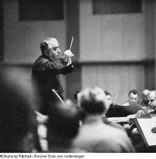 Aram Chatschaturjan mit Philharmonie; Serie beim Dirigieren, Harfenspielerin